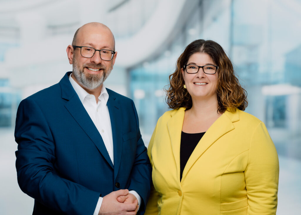 Rebecca und René Lesiewicz, Gründer von R&R Lesiewicz, im Unternehmenskontext